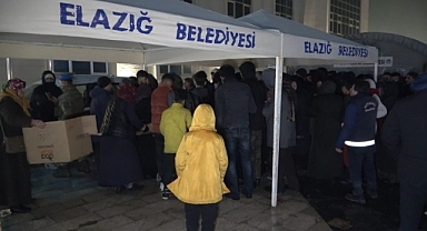 Elazığ Belediyesinden Malatyalı depremzedelere sıcak çorba ikramı