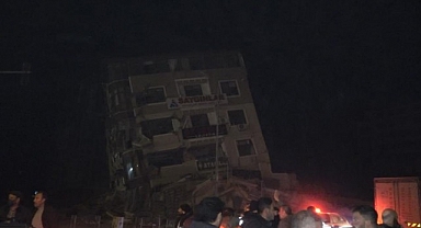 Hatay'da deprem sonrası ev yan yattı, facia ucuz atlatıldı