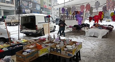 Kar nedeniyle müşteri bulamayınca kar topu oynadılar