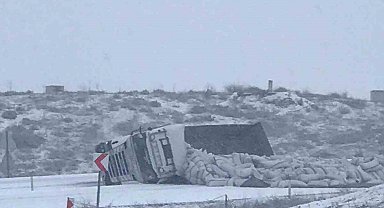 Karlı yolda devrilen tır, yolu trafiğe kapattı