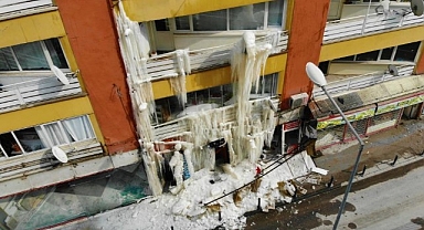 Kombisi patlayan ağır hasarlı bina, soğuk havada buz dağına döndü