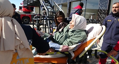 Malatya'da 11'inci kattaki evlerinden çıkamayan anne ve oğlu 384 saat sonra kurtarıldı