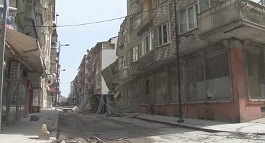 Malatya'da ağır hasarlı bir bina daha kendiliğinden yıkıldı