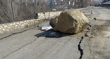Malatya'da depremle oluşan heyelanda dev kayalar yola düştü