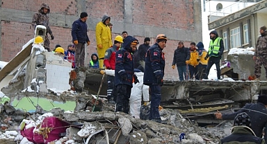 Malatya'da ekipler 33 saattir arama kurtarma çalışmalarını sürdürüyor