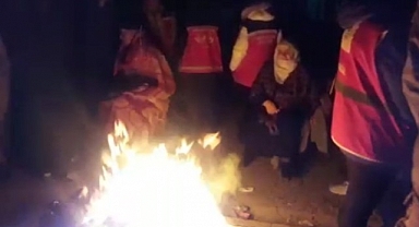 Malatya'da en acı bekleyiş: Anne baba, enkaz çalışmasından iyi haber almayı bekliyor