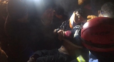 Malatya'da enkaz altında kalan çocuk böyle kurtarıldı