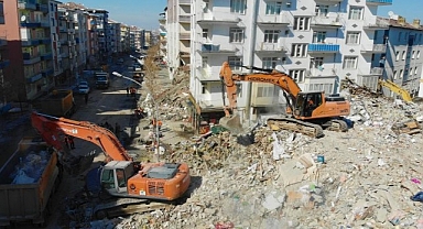 Malatya'da enkaz kaldırma çalışmaları havadan görüntülendi