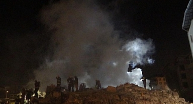 Malatya'da enkazda çalışmalar sırasında çıkan yangını ekipler söndürdü