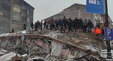 Malatya'da kar altında kurtarma çalışmaları sürüyor