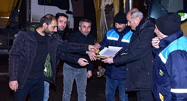 Malatya'da Kar çalışması yapan personele tatlı ikramı