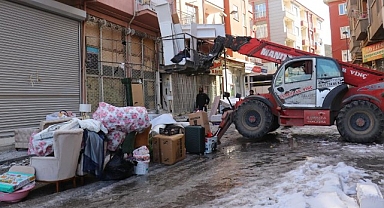 Malatya'da vatandaşlar hasarlı binalardan eşyalarını taşımaya başladı