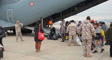 Malatya'daki depremzedeler uçaklarla Ankara'ya taşınmaya devam ediyor