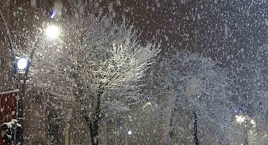 Malatya'ya lapa lapa kar yağdı