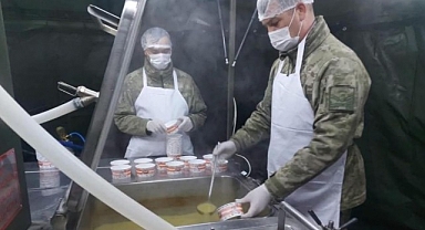 Mehmetçik, Malatya'da sıcak yemek dağıtımına devam ediyor