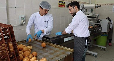 Öğrenciler depremzedeler için mutfağa girdi