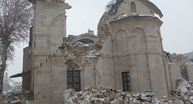 Tarihi cami depremde yıkıldı