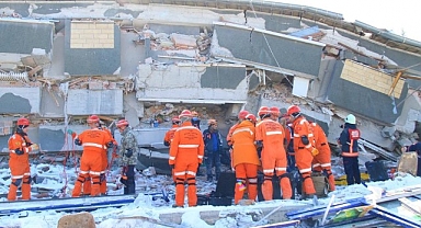 TSK arama-kurtarma ekipleri, enkaz alanında vatandaşların bulunması için yoğun çaba sarf ediyor