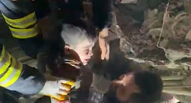 Üç yaşındaki Miran, 22 saat sonra enkazdan sağ kurtuldu