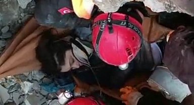 Ümraniye ekibi, 33 saat sonra hastane enkazından bir kadını kurtardı