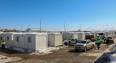 Van ekibi Malatyalı depremzedeler için konteyner kent kuruyor