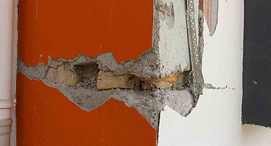 4 yıllık binanın kolon ve kiriş aralarında tahta parçaları çıktı