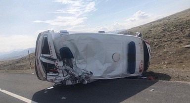 Ağrı’da ambulans kaza yaptı: 3 yaralı