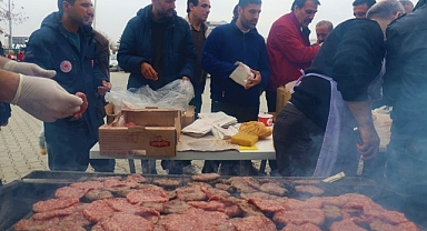 Deprem bölgesi Malatya'da 28 bin kişiye köfte ekmek dağıtıldı