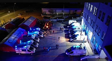 Deprem bölgesinde bulunan sağlıkçılar, teyakkuzda bekliyor