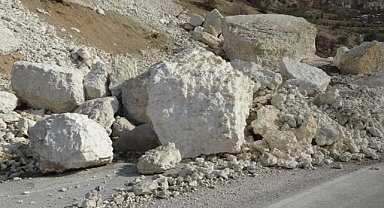 Deprem , Malatya'da dağları yerinde oynattı