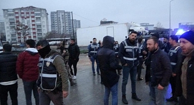 Depremzedeler ile nakliyecilerin taşlı sopalı kavgasına polis müdahale etti