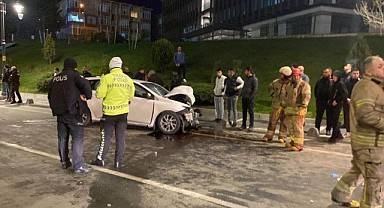 İETT Otobüsü ile otomobil çarpıştı: 1 ölü, 2 yaralı