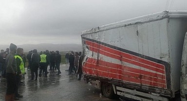 Kayseri'de tırla kamyonet çarpıştı: 1 Ölü