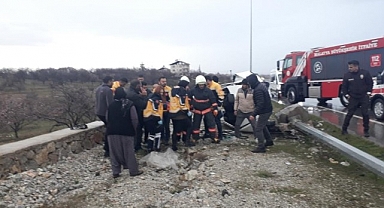 Malatya'da kontrolden çıkan otomobil bariyerlere çarpıp yan yattı: 3 yaralı