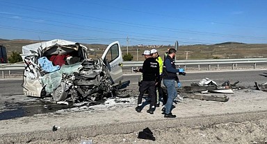 Kütahya'da minibüs ile süt tankeri çarptı: 1 ölü, 1 yaralı