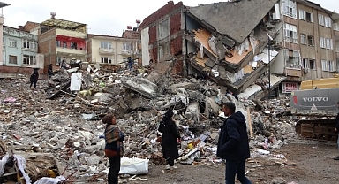Malatya'da ağır hasarlı binaların yıkımı sürüyor