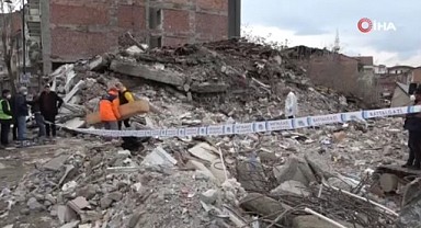 Malatya'da depremde yıkılan binanın enkazında erkek cesedi bulundu