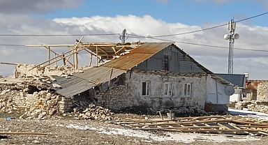 Malatya'da fırtına evlerin çatısını uçurdu