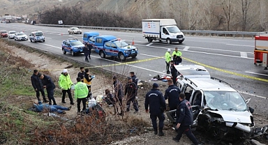 Malatya'da kontrolden çıkan hafif ticari araç bariyerlere çarptı: 2 ölü, 3 yaralı