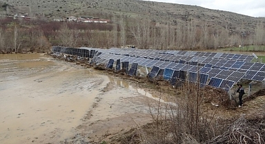 Malatya'da selin vurduğu milyonluk güneş panelleri kağıt gibi dağıldı