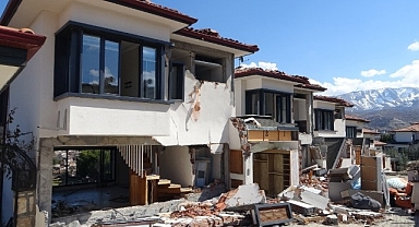 Milyonluk villalar depremde kağıt gibi dağıldı
