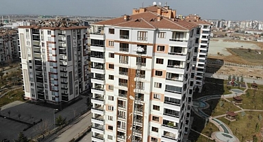 Ölümü göze alıp ağır hasarlı binadan eşyalarını çıkardılar