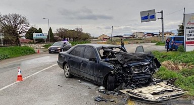 Sondakika.. Manisa’da tır ile otomobil kafa kafaya çarpıştı: 1 ölü