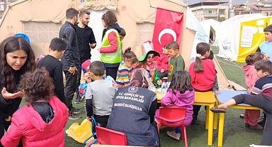 Van Gençlik ve Spor İl Müdürlüğü personeli deprem bölgesinde yaraları sarıyor