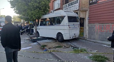 Adana'da dolmuş durağa daldı: 1 ölü, 7 yaralı