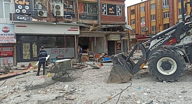 Ağır hasarlı binadan kapı sökerken düşerek ağır yaralandı