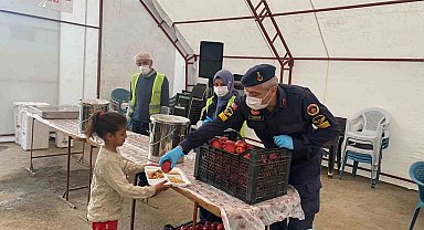 Jandarma depremzede vatandaşlarla iftar yaptı
