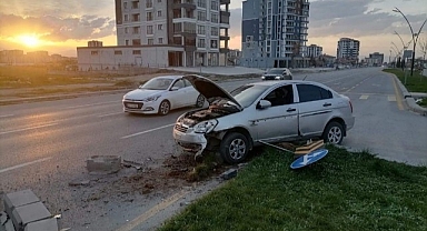 Malatya'da kontrolden çıkan otomobil refüje çarptı: 6 yaralı