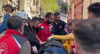 Malatya'da 5 katlı çöktü: Yan binada mahsur kalan 4 kişiyi itfaiye kurtardı