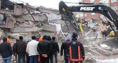 Malatya'da onlarca kişiye mezar olan iki binanın enkazı kaldırıldı